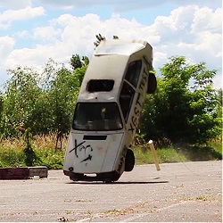  Pneumatic nitrogen-powered  cannon for car stunt 
